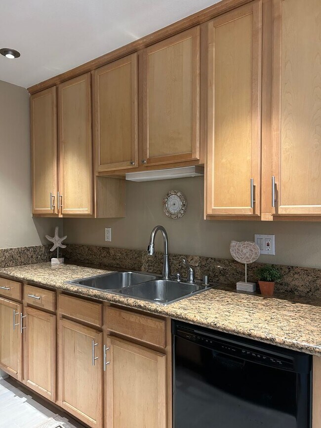 Building Photo - Fully Furnished Coastal Condo