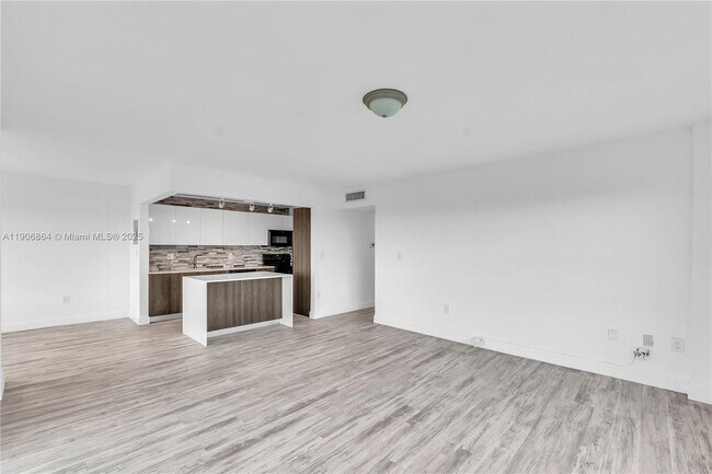 Building Photo - 4164 Inverrary Dr