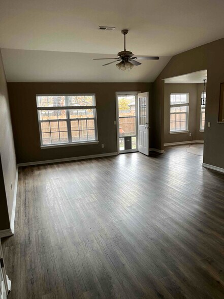 Building Photo - 908 Churchill Ct