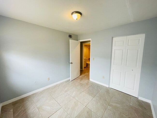 Building Photo - Charming 3 Bedroom, 2 Bathroom Home in Orlando! Only 20 Minutes from Disney World!! Ready For mov...