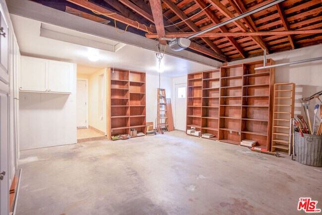 Building Photo - 3030 Stoner Ave
