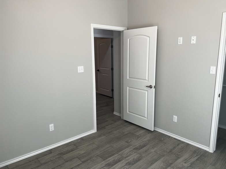 Building Photo - 5908 Sandpiper Ave
