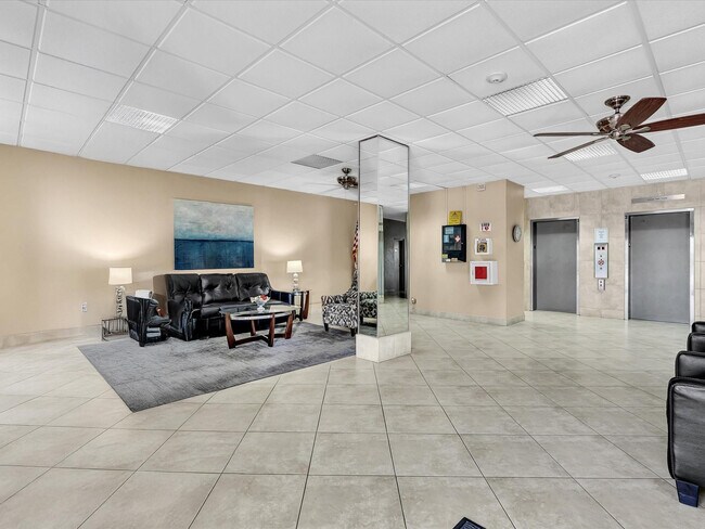 Building Photo - 900 NE 18th Ave