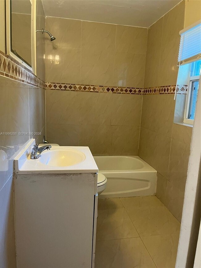 Building Photo - 538 W 1st St