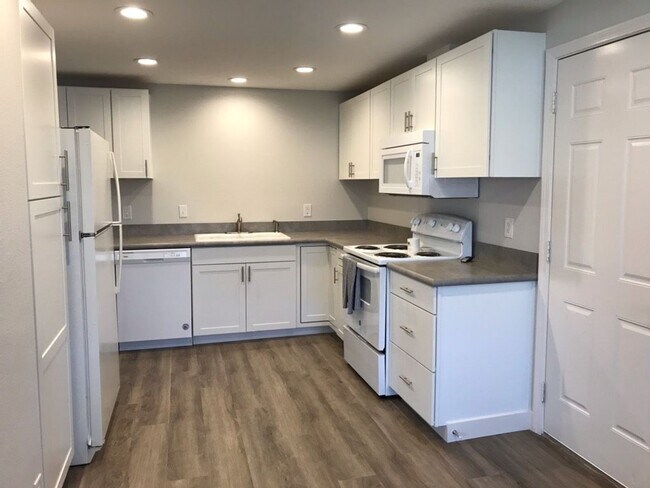 Building Photo - Coming Soon! 3 Bedroom Home Coming Soon McMinnville OR