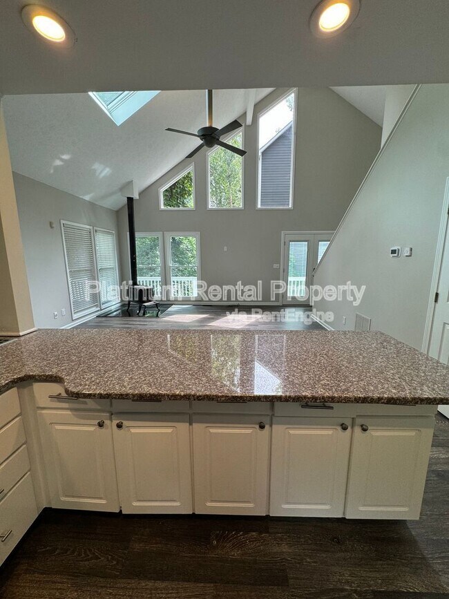 Building Photo - 3025 Lakeside Dr