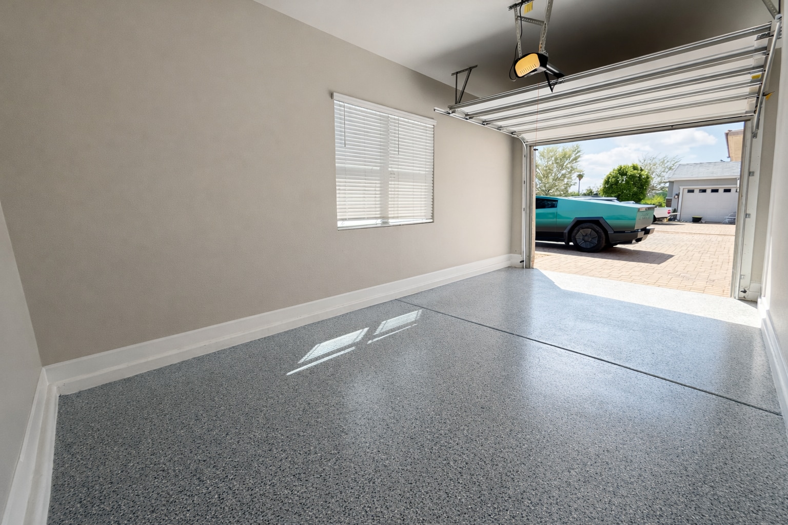 Building Photo - 2506 E Pleasant Ln