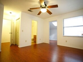 Building Photo - Beautiful 2 bedroom/ 2 bath townhome