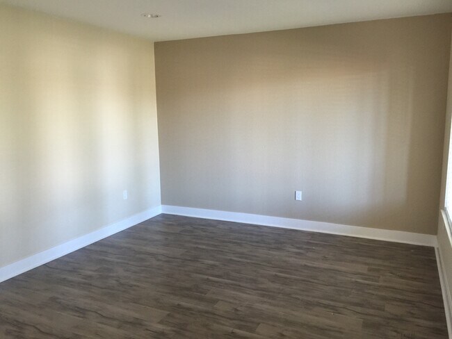 Building Photo - 4Bd/2ba House - Riverside Home