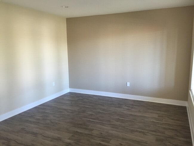 Primary Photo - Riverside Home 4bd/ 2ba
