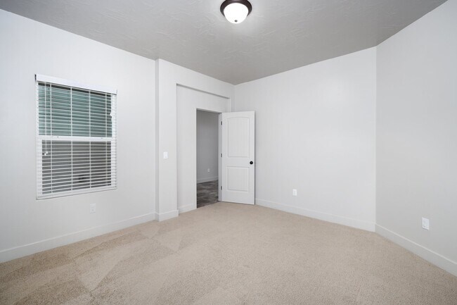 Building Photo - Comfort & Style: Spacious 3-Bed, PLUS LARGE OFFICE, 2-Bath Retreat in DESERT CANYON"