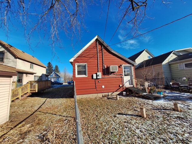 Building Photo - 3 Bedroom with a Garage in South End Superior