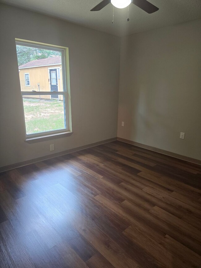 Building Photo - Fabulous 3/1.5/1 in Homosassa!!!