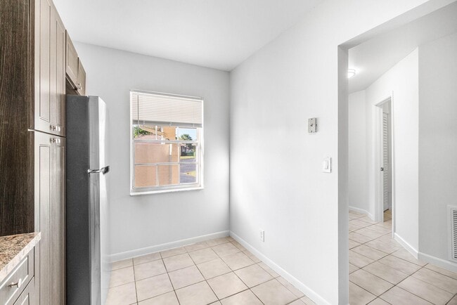 Building Photo - 9977 Three Lakes Cir