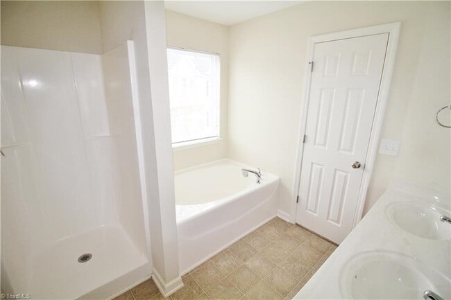 Building Photo - 44 Ackland Dr