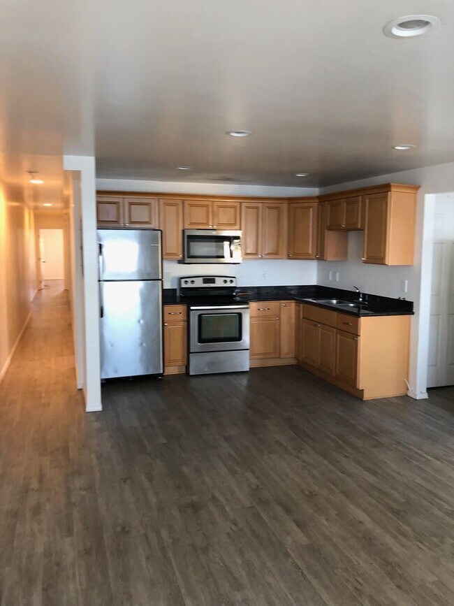 Building Photo - 6647 Del Playa Dr