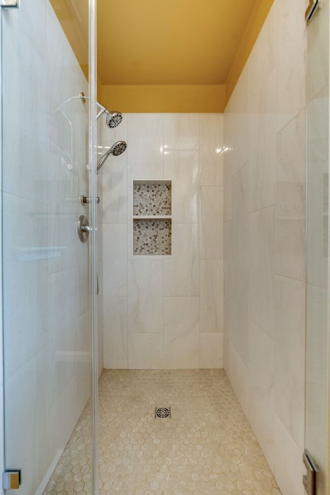 Building Photo - Stunning Folsom Split-Level Home with Pool & 3-Car Garage in Quiet Cul-De-Sac