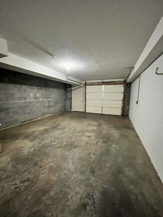 Building Photo - Stunning 2-bedroom, 2.5-bathroom townhouse