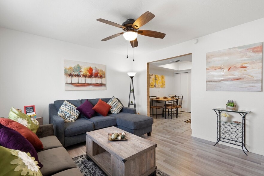 Building Photo - 8066 E Oak St