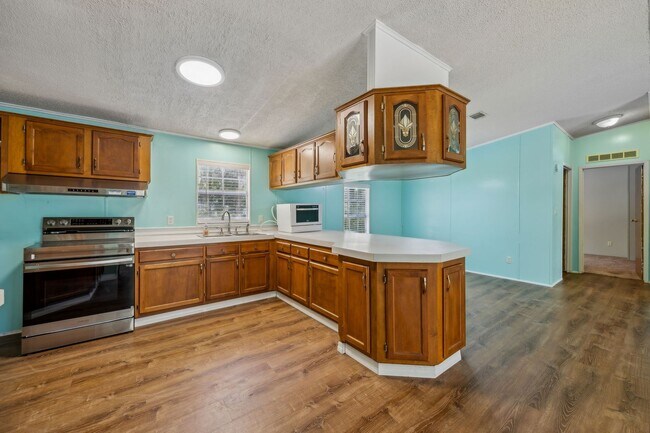 Building Photo - Spacious 3/2 Home on Nearly an Acre in Fer...