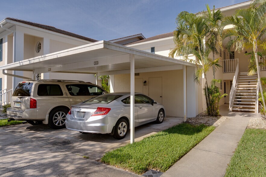 Carport - 821 Montrose Dr
