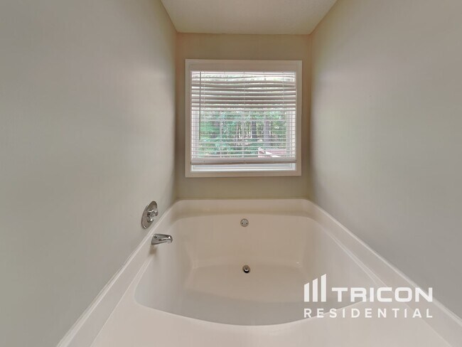 Building Photo - 16 Windrush Drive White GA