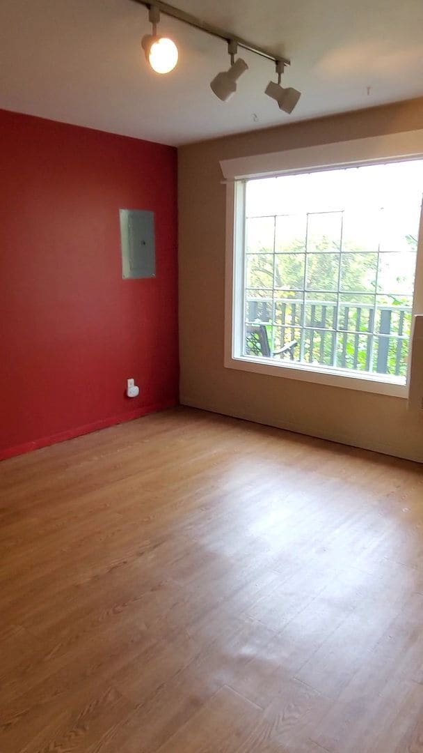 Building Photo - 2 & 4 Bedroom Apartments with Classic Charm & Bay View