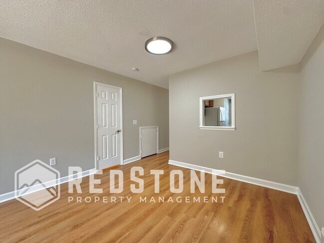 Building Photo - 727 S Broad St