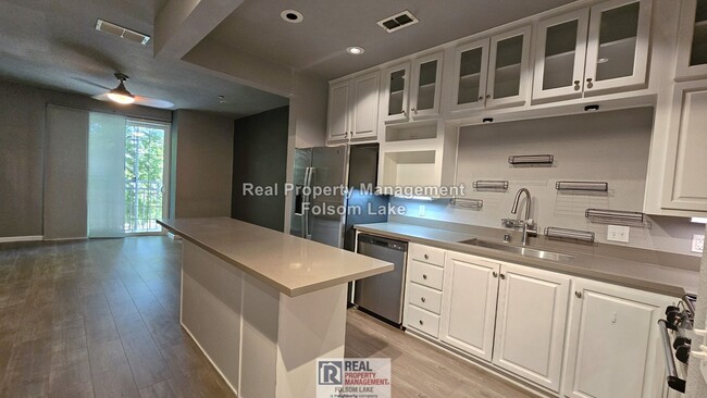 Building Photo - 405 Harriet Ln