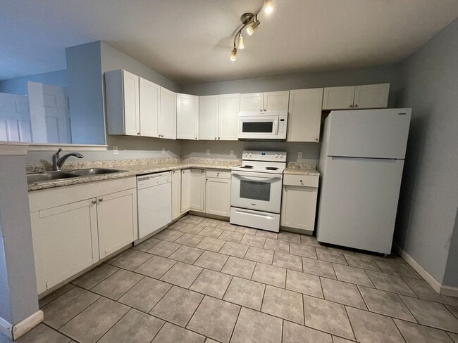 Building Photo - Open floor plan, four-bedroom two-bathroom with washer and dryer