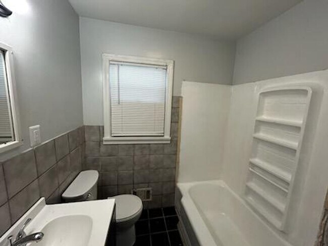 Building Photo - 2BR/1ba house with garage