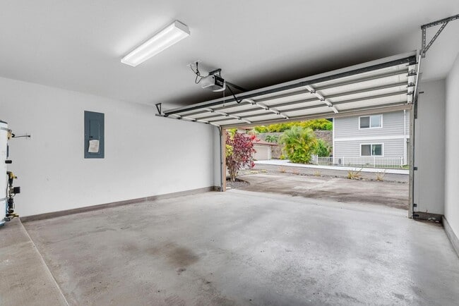Building Photo - 4 bedroom, 2.5 bath with sweeping coastline views!