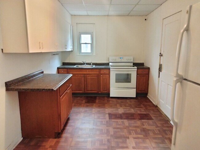 Building Photo - Spacious 5 Bedroom, 1 Bathroom Single-Family Home with Yard – Allentown
