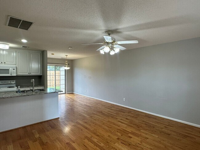 Building Photo - 2 bedroom/1.5 bath end unit townhome in gr...