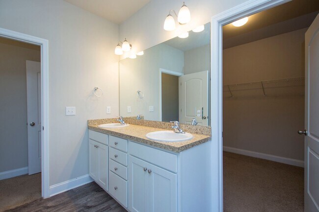 Building Photo - Move in special