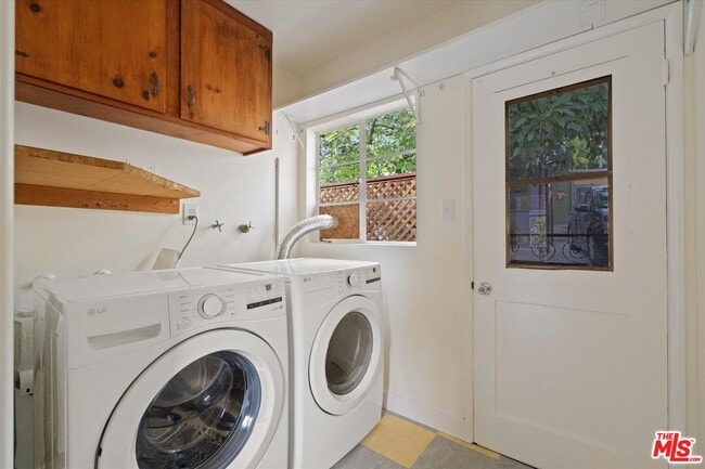 Building Photo - 821 Laveta Terrace