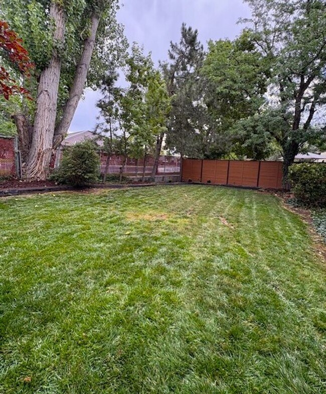 Building Photo - 5 Bed / 3 Bath Townhome in Murray!