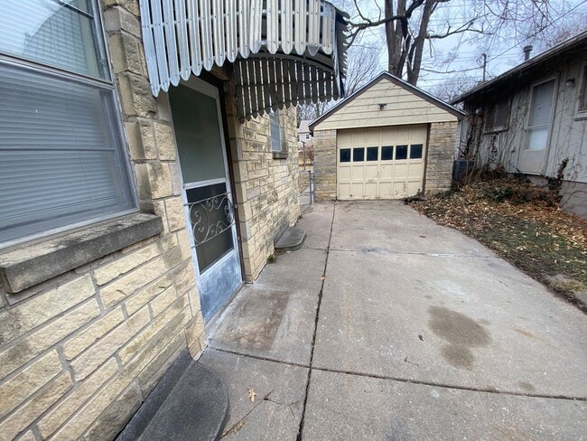 Building Photo - Charming Woods Park Home | 2 Bed | Fenced Yard | Garage | $1800/mo