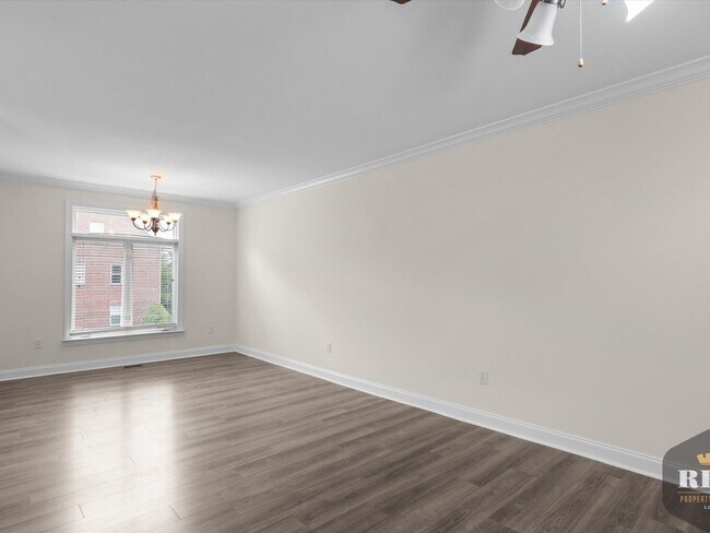 Building Photo - 3 Story Townhome, New Wood Floors, Great W...