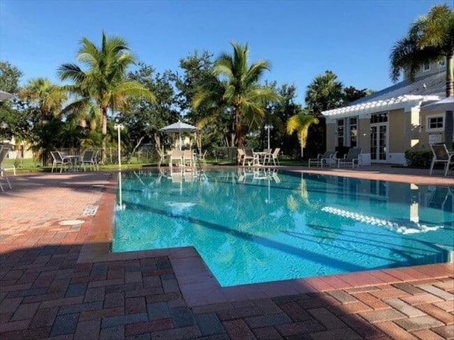 Building Photo - 1945 Bridgepointe Cir