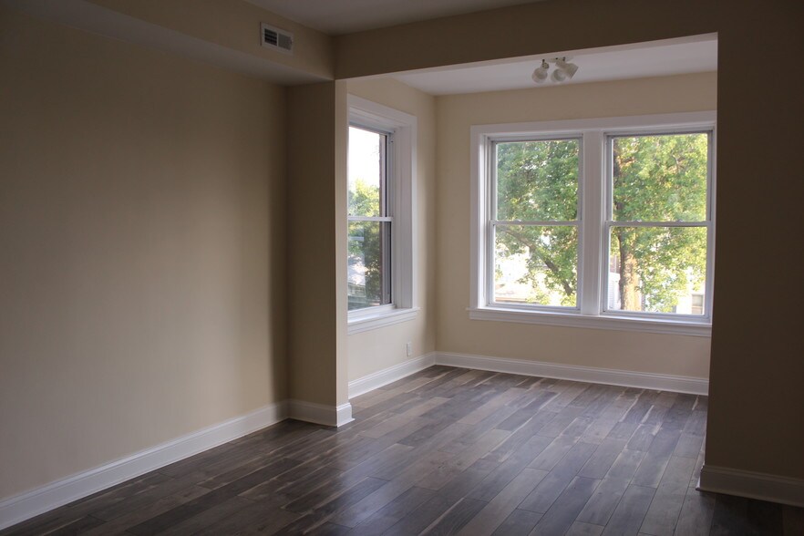 Living room - 3316 W Hutchinson St