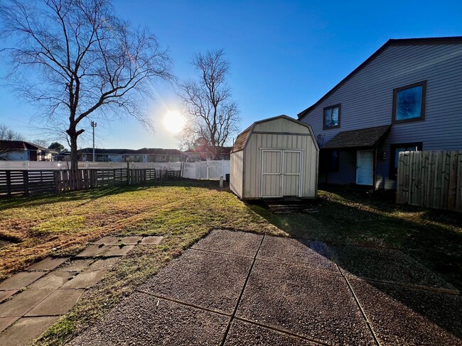 Building Photo - Spacious townhome in the heart of Virginia...