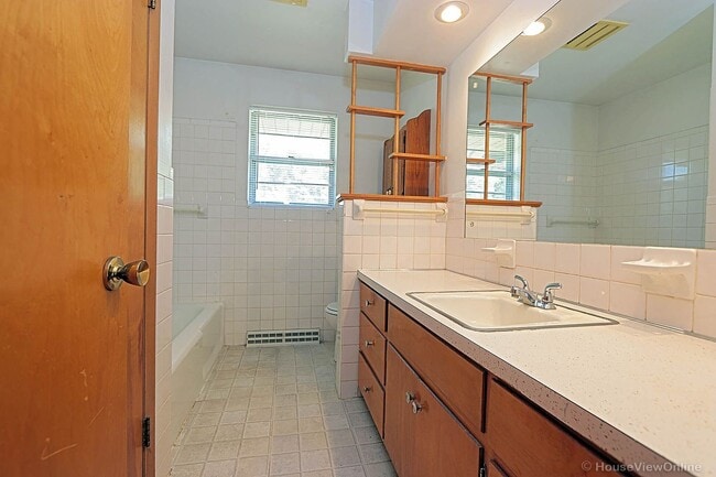 Building Photo - House Close To Campus- Available in June 2026