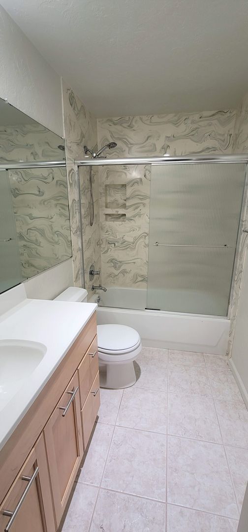 Building Photo - Updated Townhouse with Community Pool