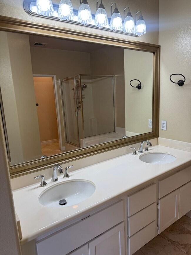 Building Photo - Beautiful 2 Bedroom/2 Bathroom + Bonus Room in Gated Community