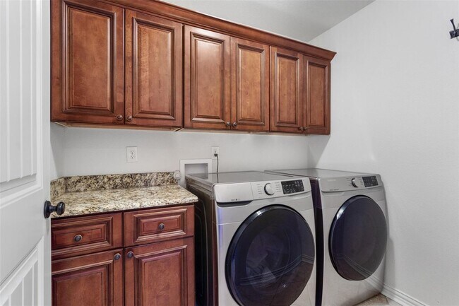 Building Photo - Beautiful Home In Pecan Planation