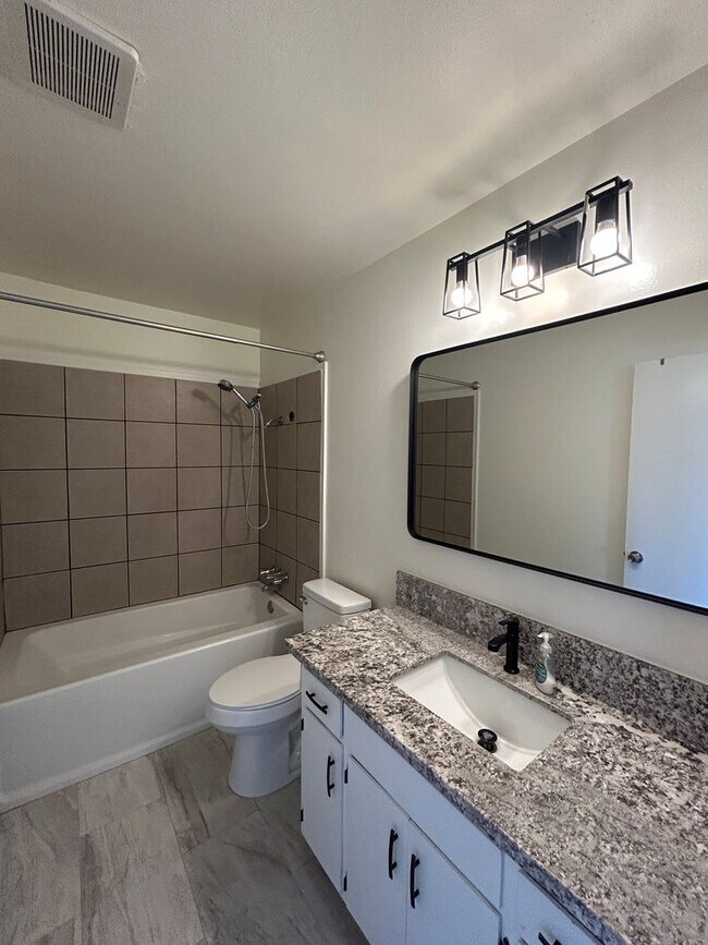 Building Photo - 1110 W Chestnut St