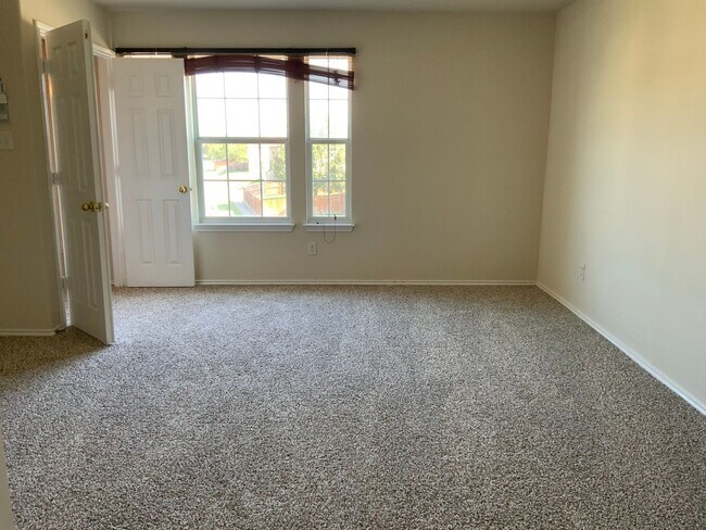Building Photo - 2 Story 3 Bedroom 2 Bath 2 Week Free Move ...