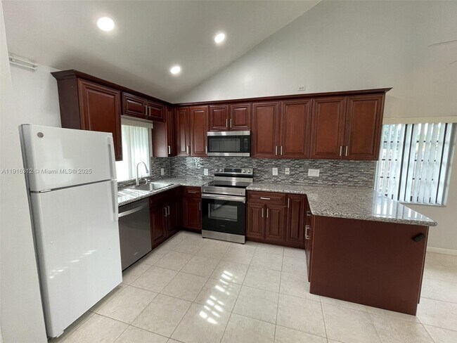 Building Photo - 2652 Riverside Dr