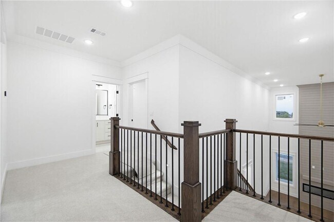 Building Photo - 431 Hedge Dr